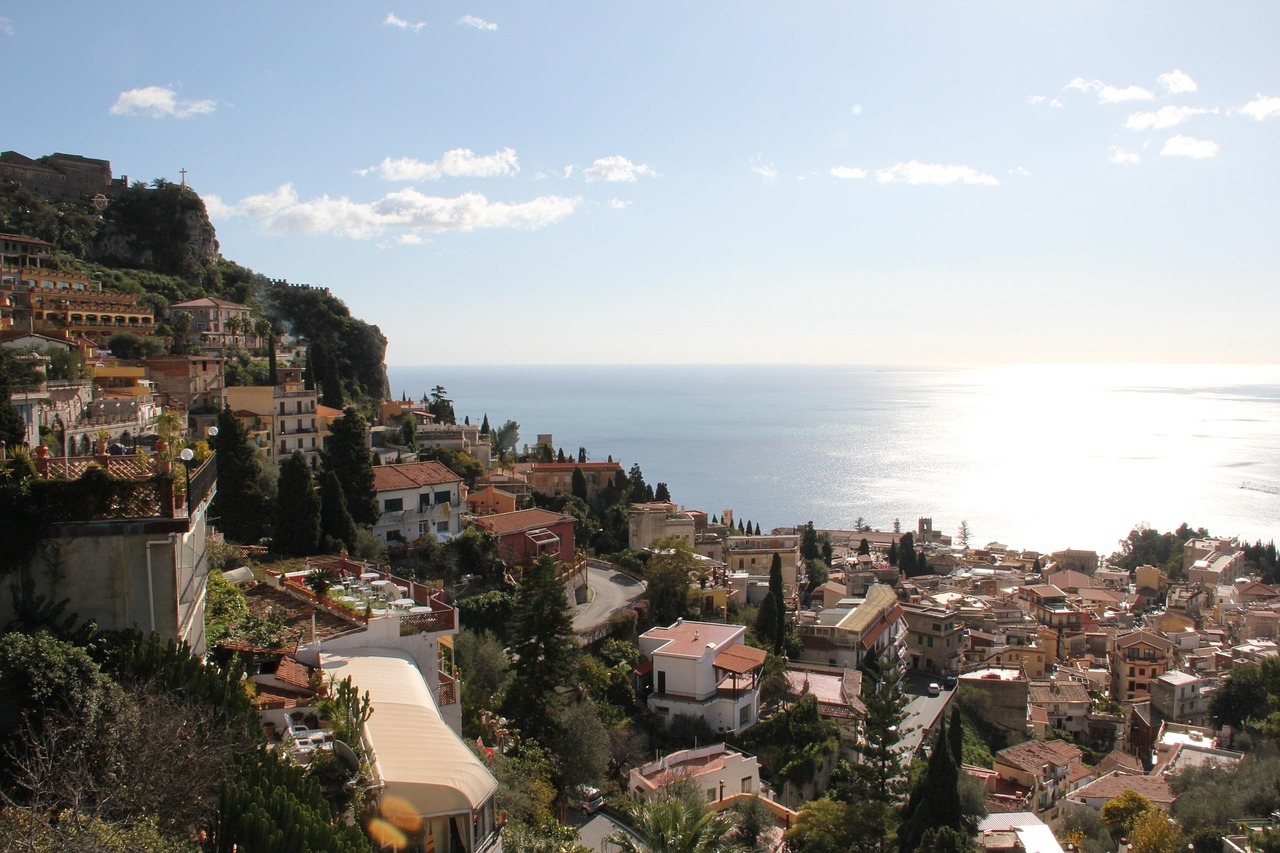 Panorama-Blick auf das Bergdorf Castelmola mit Blick über die Küste und die Landschaft rund um Taormina in Sizilien bei klarem Wetter