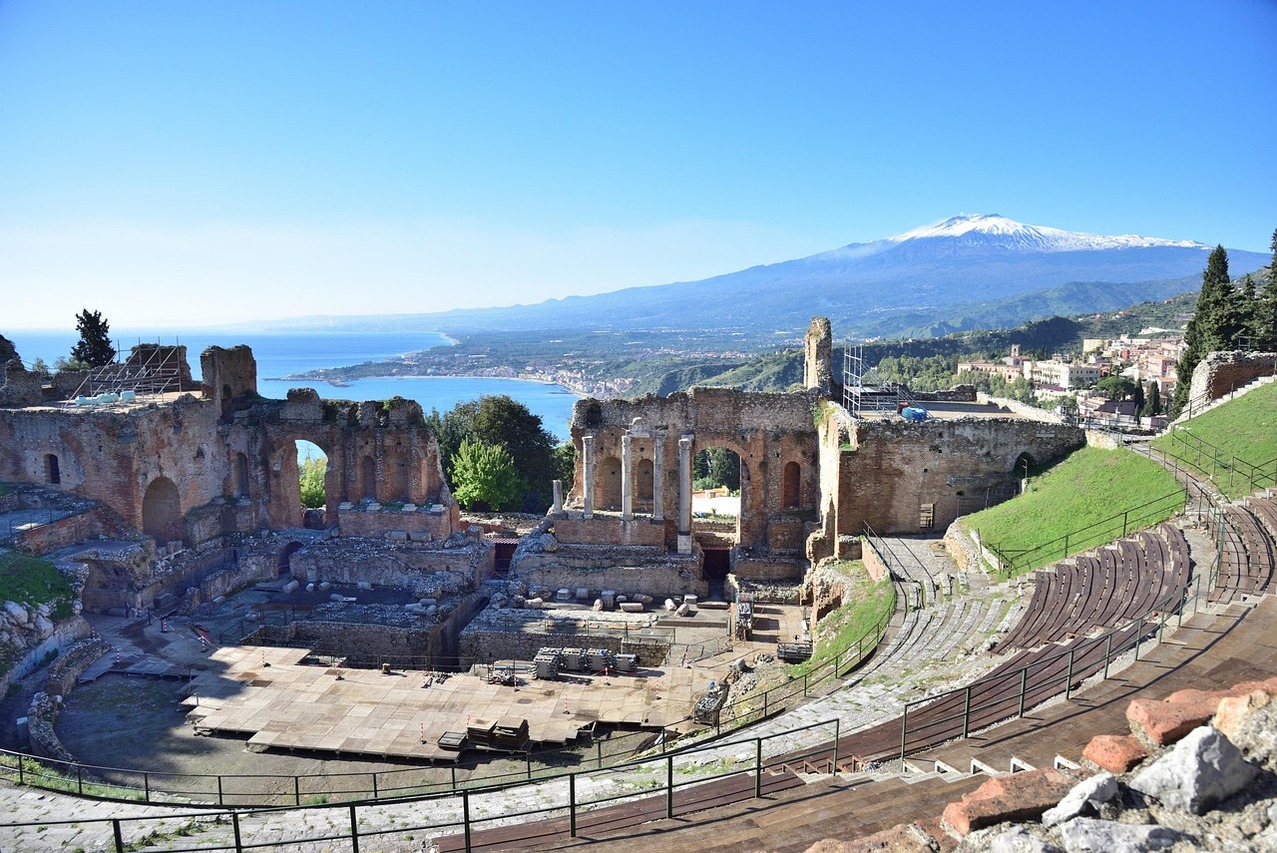 Antikes römisches Theater Teatro Greco di Taormina mit Blick auf den Vulkan Mount Etna im Hintergrund bei sonnigem Wetter in Sizilien