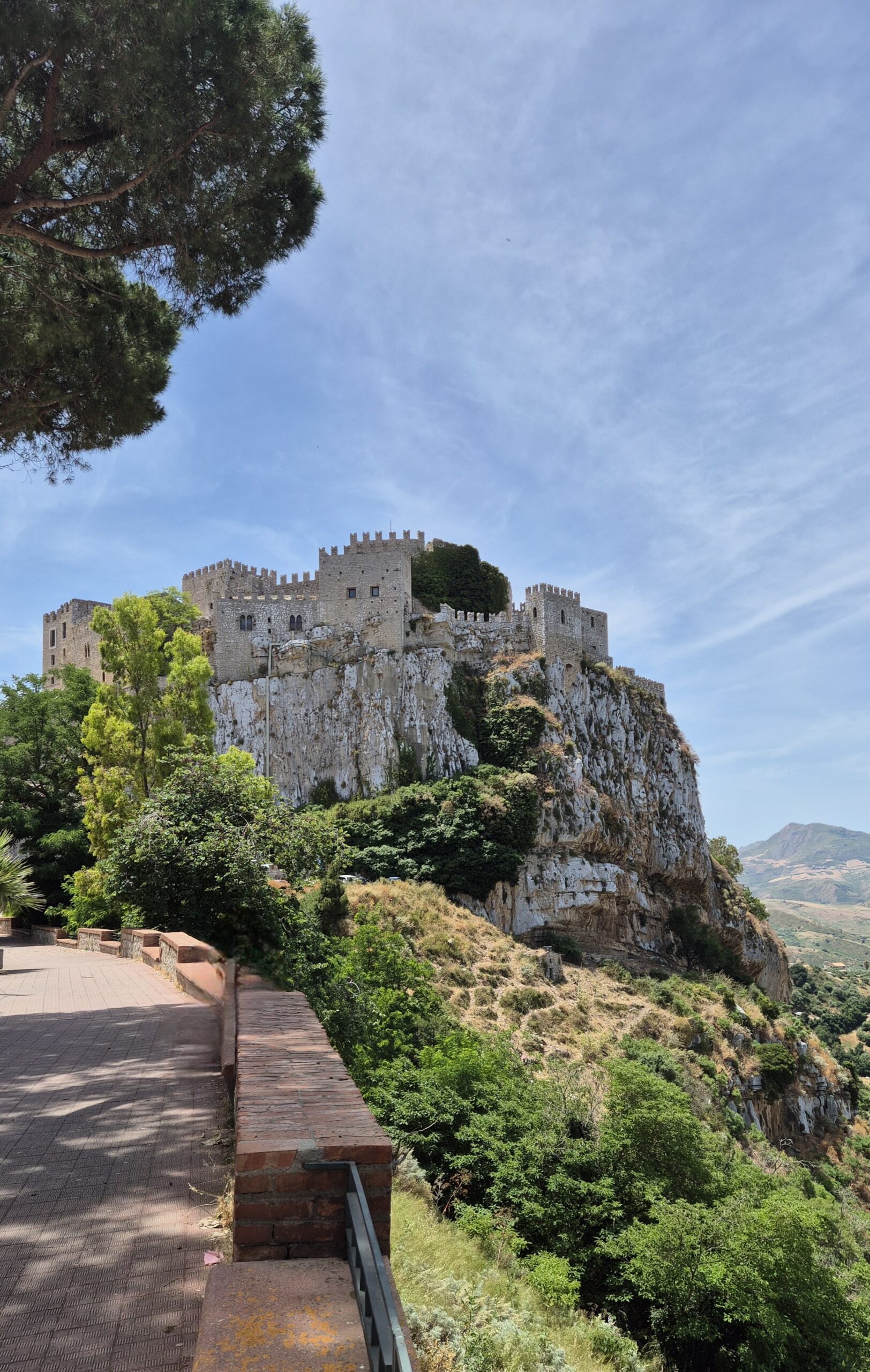 Mittelalterliche Burg von Caccamo auf einem Felsen über der Stadt mit Blick auf die sizilianische Landschaft