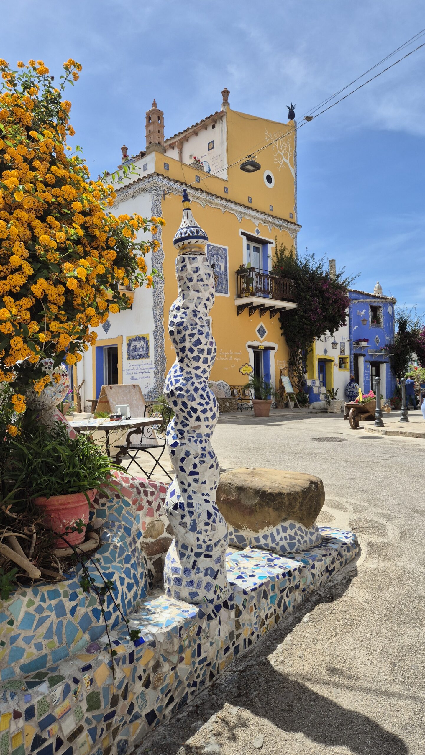 Farbenfrohe Mosaikfassaden in Parrini auf Sizilien, inspiriert von Antoni Gaudí, mit kunstvoller Dorfarchitektur