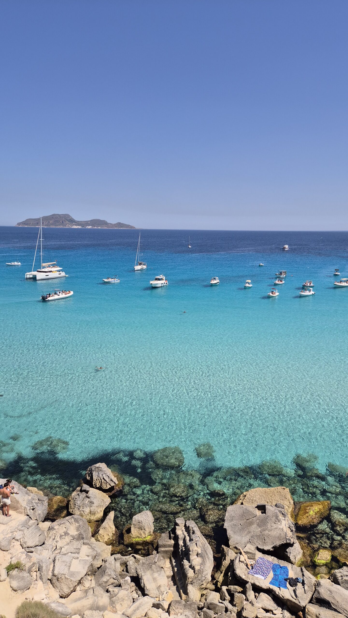 Cala Rossa auf Favignana mit türkisblauem Meer, Felsen und klarer Küstenlandschaft der Ägadischen Inseln
