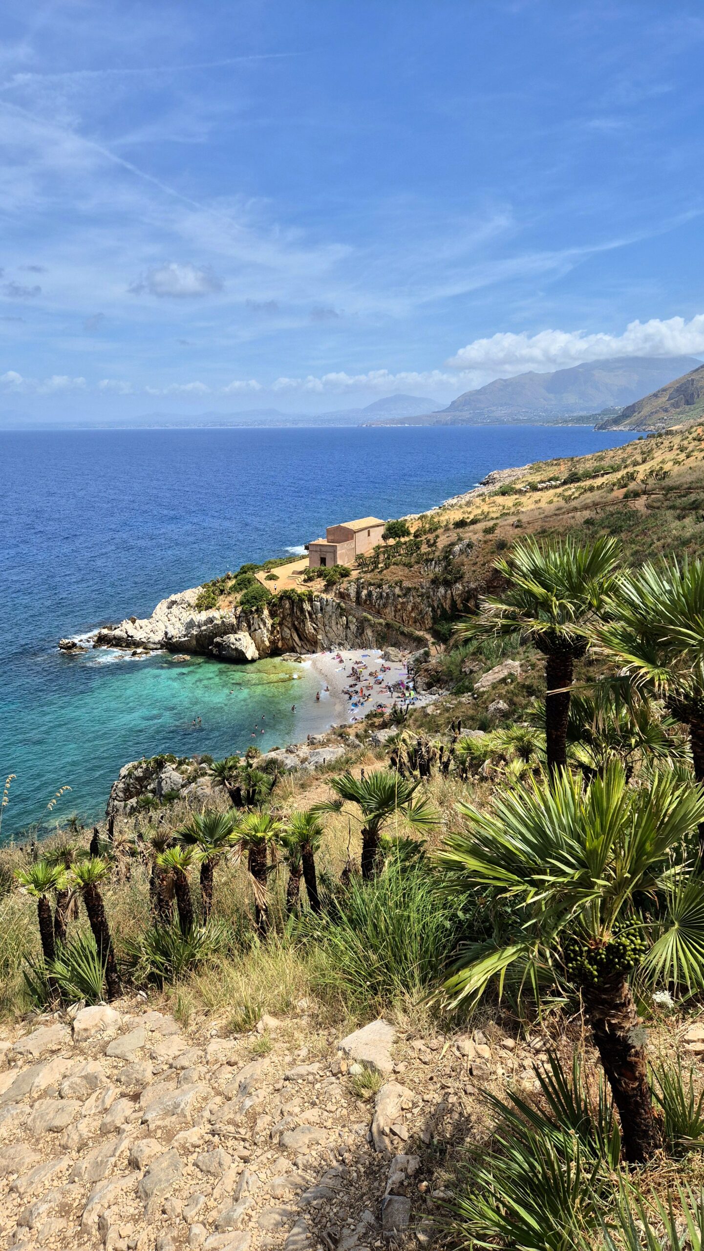 Blick auf die Bucht Cala Tonnarella dell'Uzzo in der Riserva dello Zingaro mit türkisfarbenem Wasser und Felsküste
