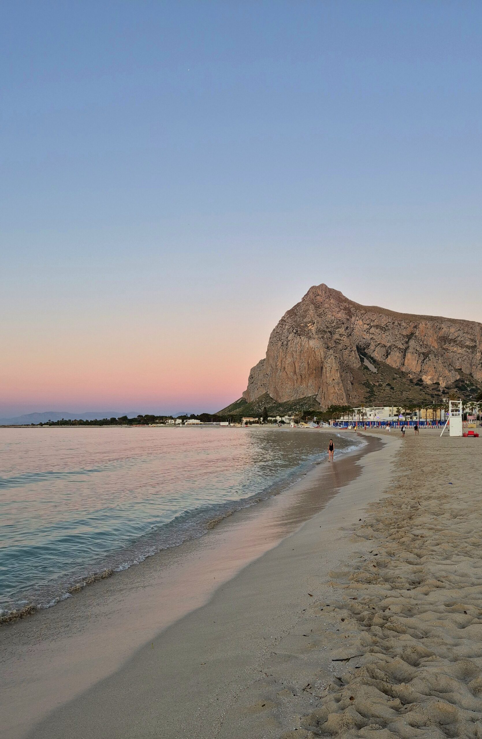 San Vito Lo Capo bei Sonnenuntergang mit Blick auf den Monte Monaco im Hintergrund an der sizilianischen Küste