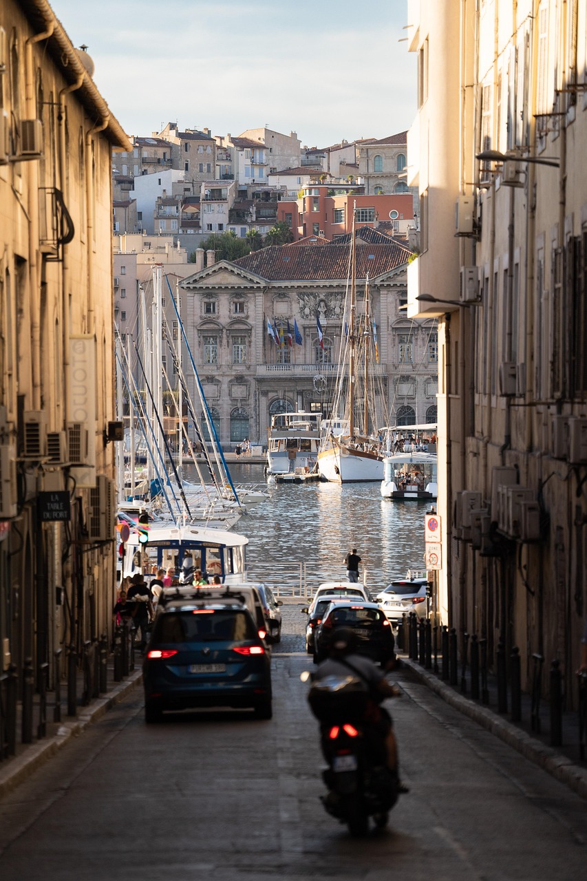 Blick auf die Altstadt und den Hafen von Genua in Ligurien, Italien.