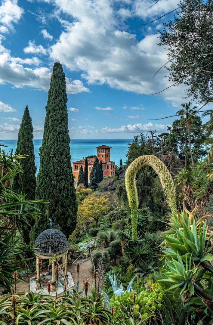 Exotische Pflanzen und mediterrane Gartenlandschaft in den Hanbury-Gärten bei Ventimiglia in Ligurien, Italien.