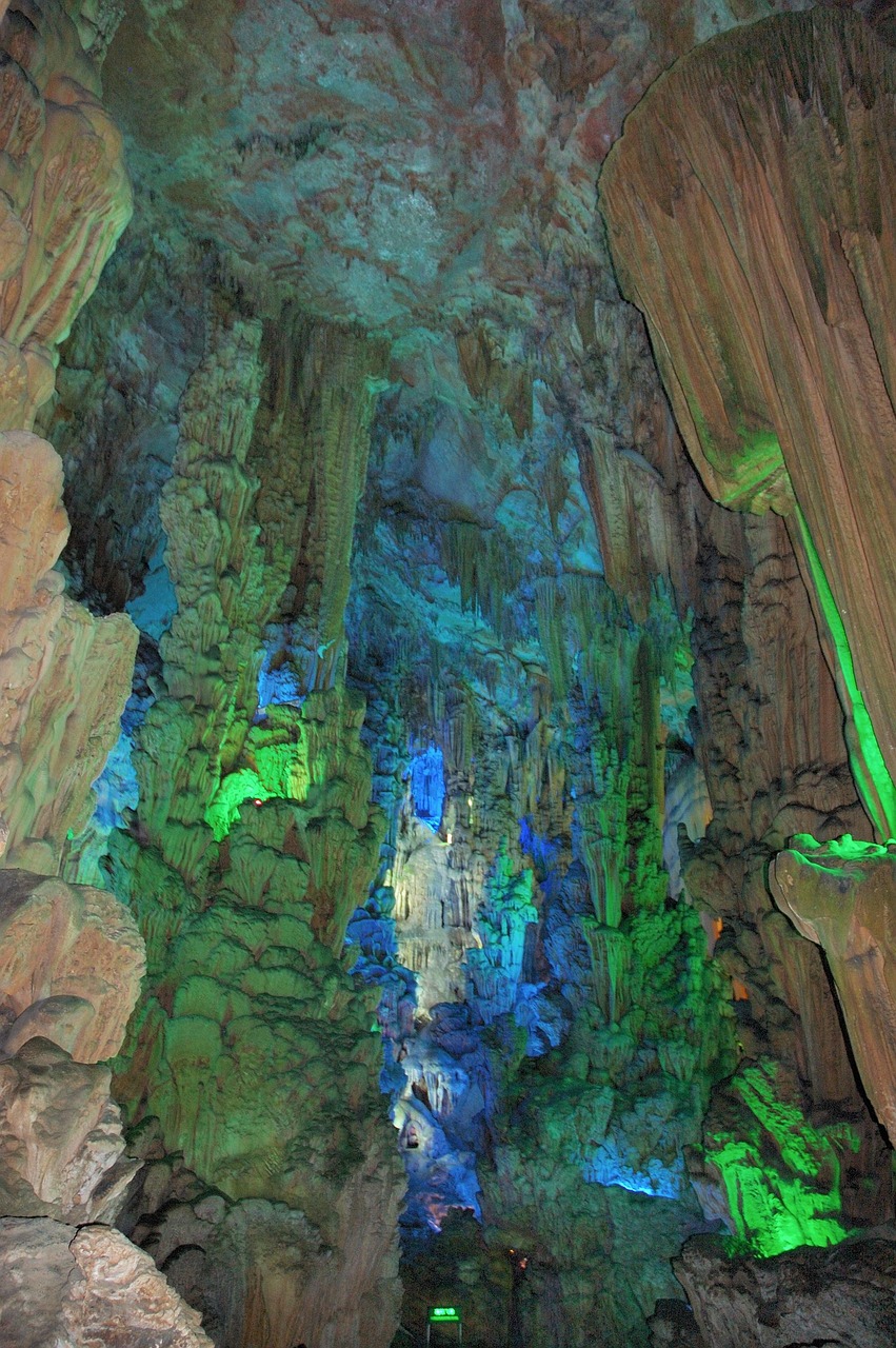 Beeindruckende Tropfsteinformationen in den Grotten von Toirano in Ligurien, Italien.