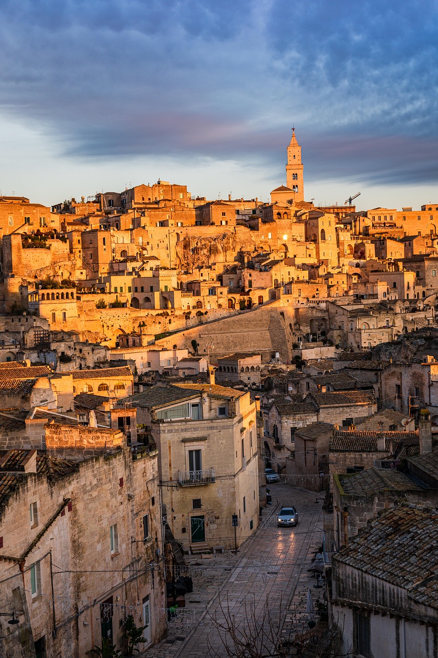 Matera bei Sonnenuntergang mit den historischen Sassi-Höhlensiedlungen und goldener Lichtstimmung in der Basilikata nahe Apulien