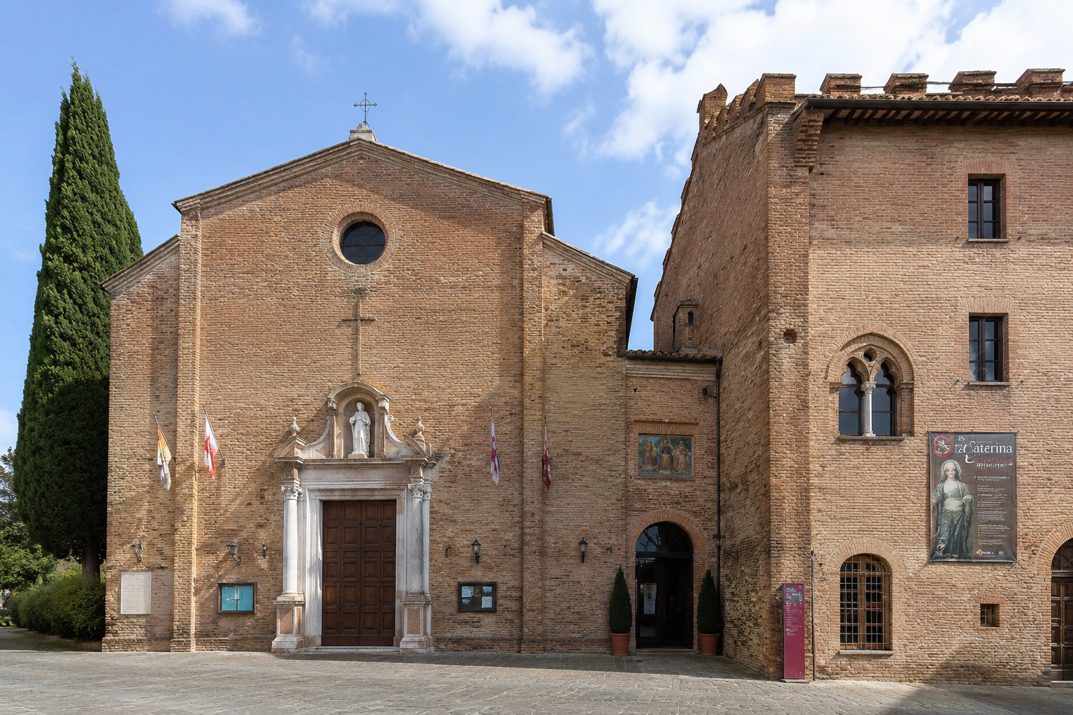 Eingang des Santuario di Santa Caterina in Siena, dem Geburtshaus der Heiligen Katharina und einer bedeutenden Pilgerstätte in der Toskana.