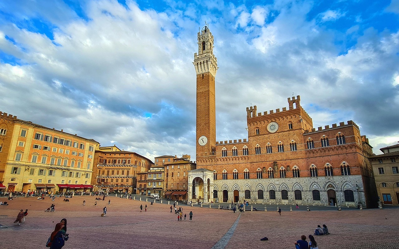 Die Piazza del Campo in Siena mit dem Palazzo Pubblico und dem Torre del Mangia – einer der schönsten Plätze Italiens.