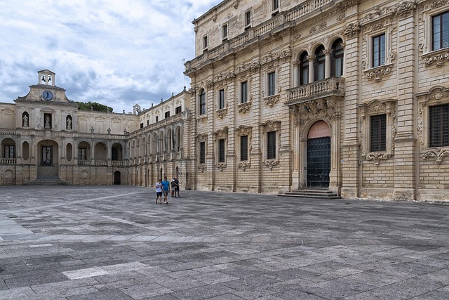 Piazza del Duomo in Lecce mit barocken Gebäuden und weitem Platz im historischen Zentrum.