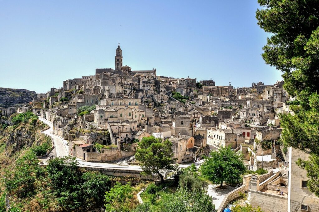 Panoramablick auf Matera in der Region Basilikata mit den historischen Sassi, alten Steinhäusern und der Kathedrale – UNESCO-Weltkulturerbe in Italien.