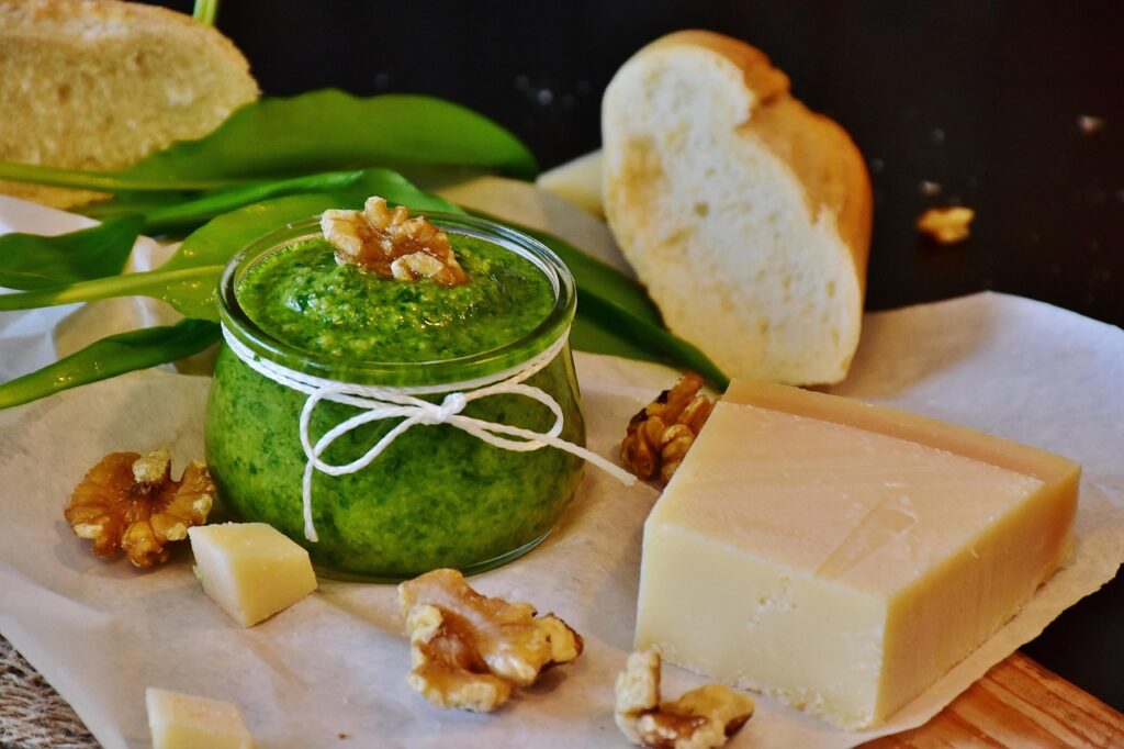 Frisches ligurisches Pesto aus Cinque Terre mit Parmesan, Walnüssen, Brot und frischen grünen Blättern.