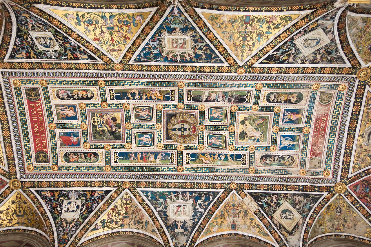 Aufwendig verzierte Kassettendecke im Museo Civico in Siena mit kunstvollen Malereien und historischen Verzierungen im Palazzo Pubblico.