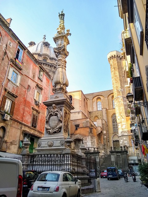 Historische Altstadt von Neapel mit prächtigem Monument und Kirche im Zentrum