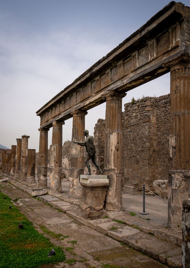 Antike Straße mit Säulen und Ruinen in der Ausgrabungsstätte Pompeji