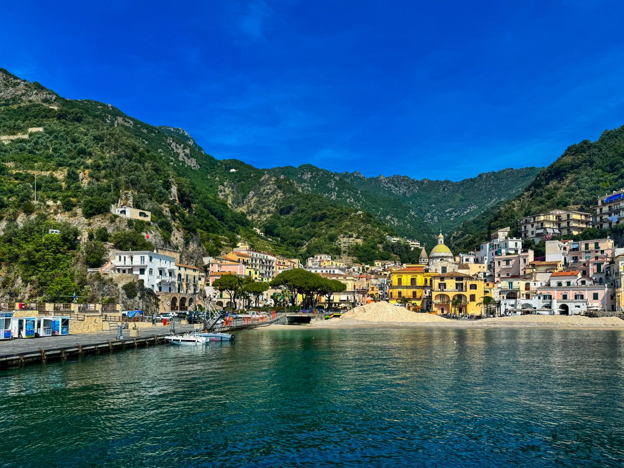 Cetara an der Amalfiküste mit kleinem Hafen, bunten Häusern und Bergen im Hintergrund