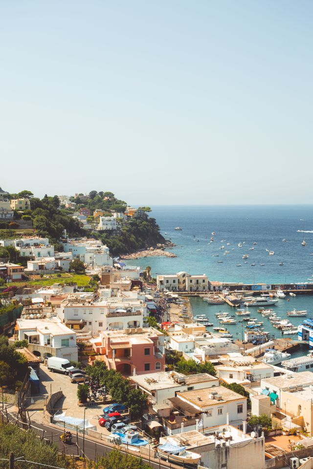 Bunter Hafen von Procida mit weißen Häusern und Blick auf das Mittelmeer