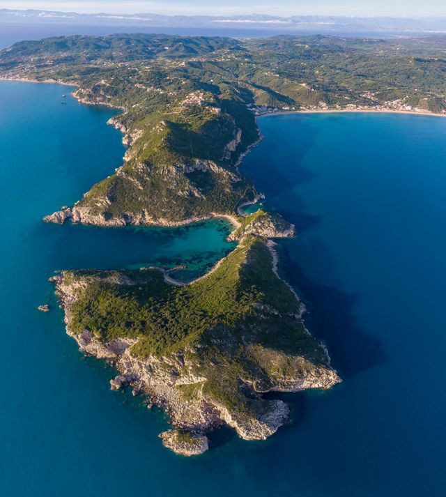 Luftaufnahme der Insel Elba mit türkisblauem Meer, felsigen Buchten und der mediterranen Küstenlandschaft im Toskanischen Archipel, Italien.
