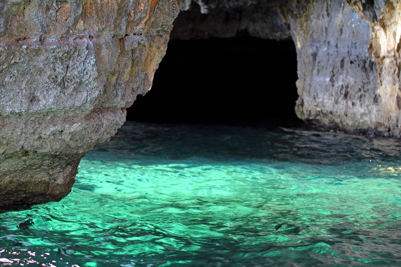 Türkisgrünes Wasser in der Grotta dello Smeraldo an der Amalfiküste bei Amalfi