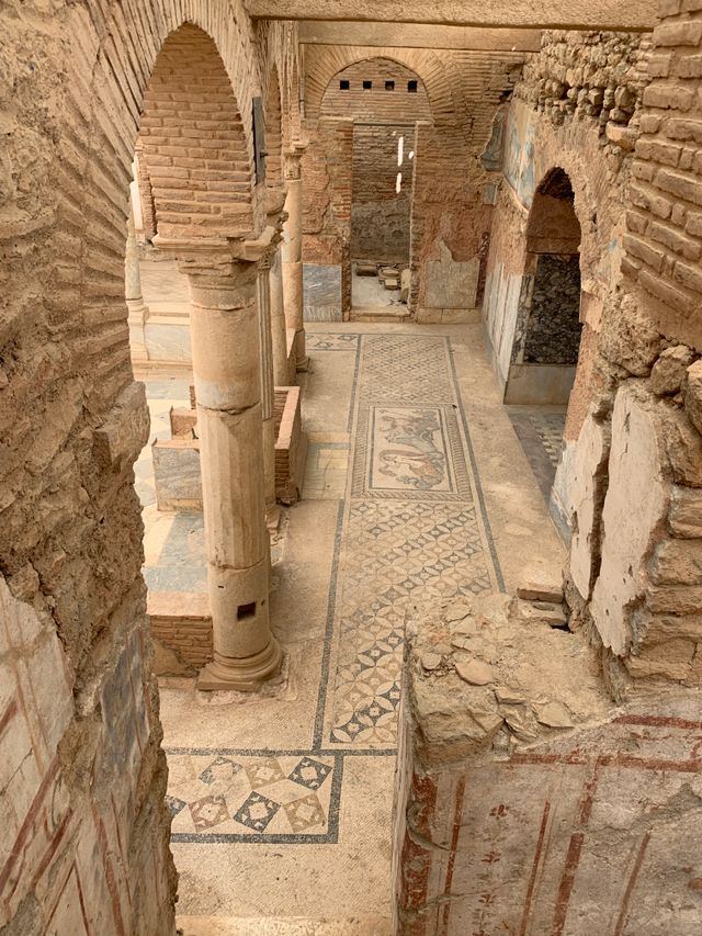Antike römische Ruinen und Mosaikboden in Herculaneum bei Neapel