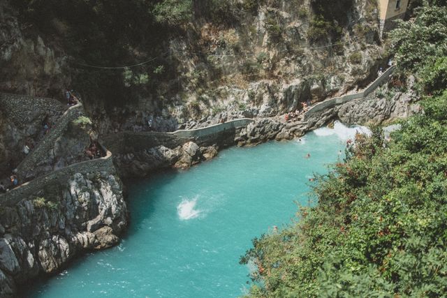 Küstenlandschaft am Fiordo di Furore mit steilen Felsen und Blick auf das blaue Mittelmeer
