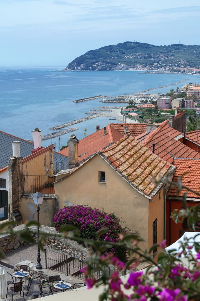 Panoramablick über die Dächer von Castellabate auf die Küste des Cilento und das Tyrrhenische Meer in Kampanien, Italien.