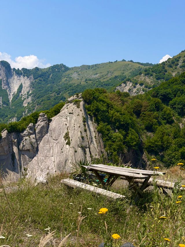Felsige Berglandschaft im Nationalpark Cilento mit grünen Hängen und Wanderweg