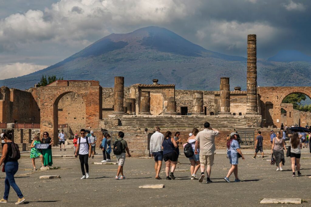 Antike Ruinen in Pompeji mit Säulen und dem Vesuv im Hintergrund