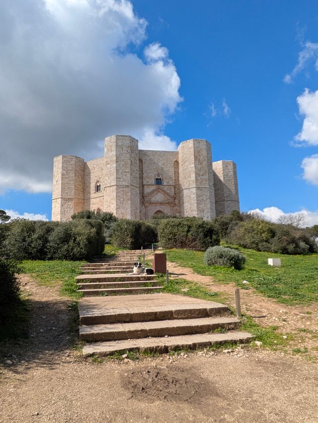 Castel del Monte in Apulien mit achteckiger mittelalterlicher Festung, Naturkulisse und historischem Wahrzeichen Diese Formulierungen enthalten wichtige Suchbegriffe wie Apulien, Matera, Locorotondo, Castel del Monte, Italien, Sehenswürdigkeiten und Reiseblog, ohne wie Keyword-Stuffing zu wirken.