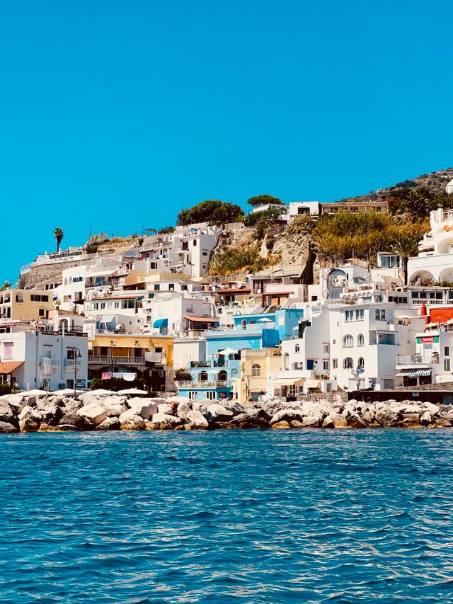 Bunte Häuser und Küstenlandschaft auf der Insel Ischia im Golf von Neapel, Italien