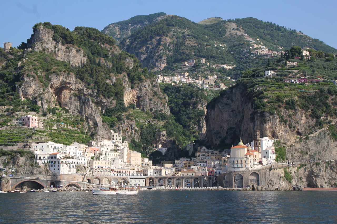 Blick auf Amalfi von der Küste mit historischen Häusern, Felsen und dem Dom am Meer