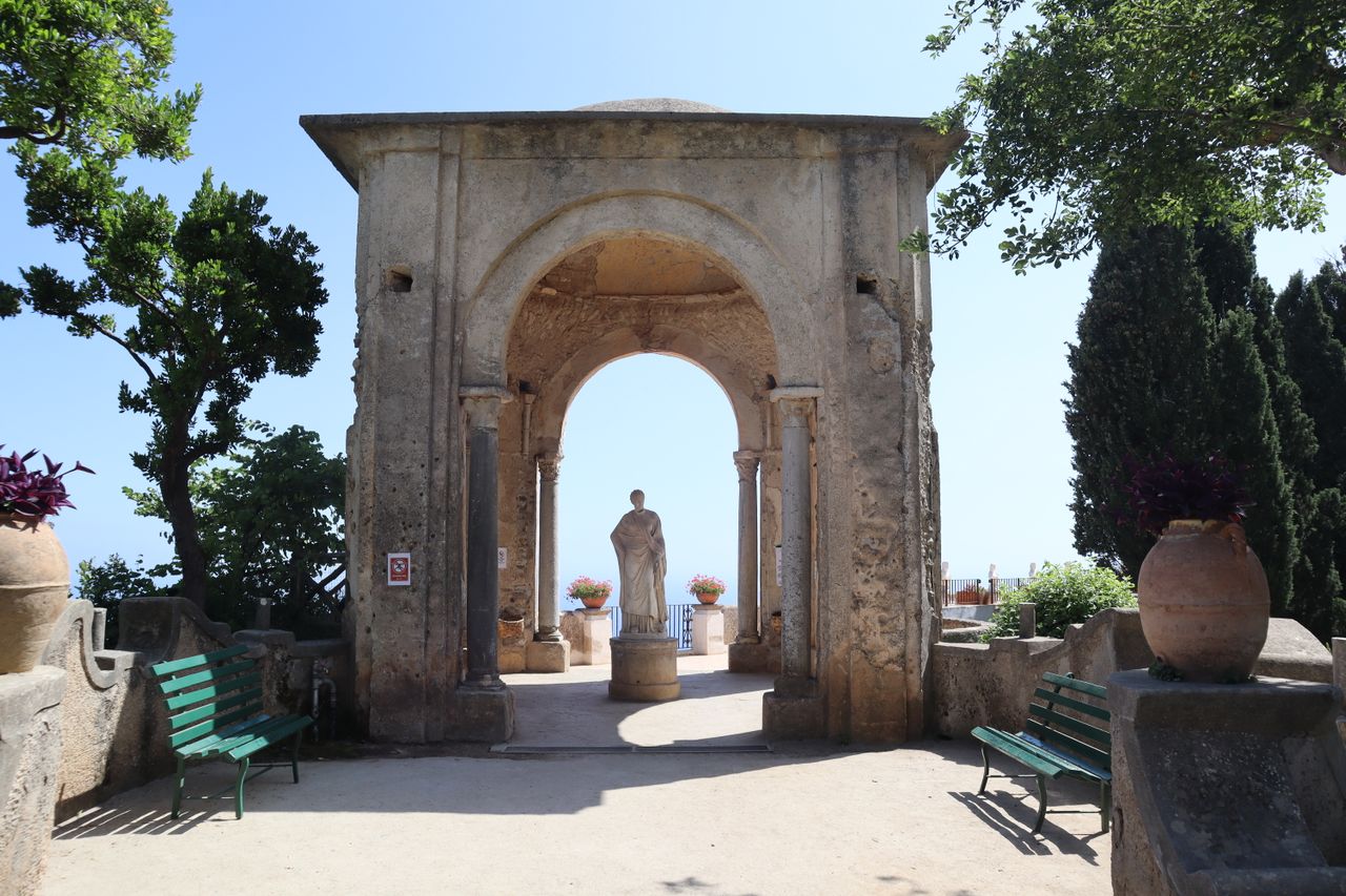Historischer Steinbogen mit Statue im Garten der Villa Cimbrone in Ravello an der Amalfiküste