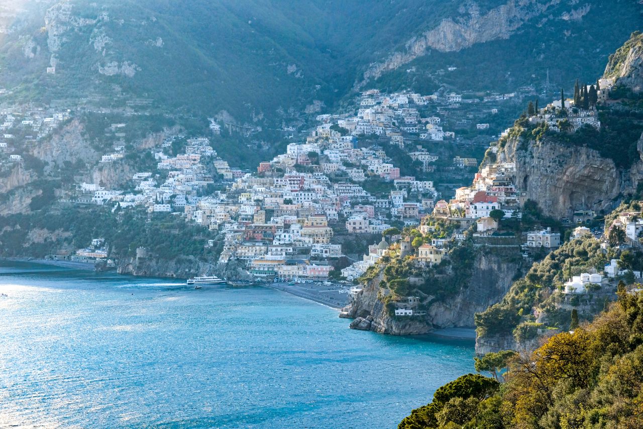 Positano an der Amalfiküste mit bunten Häusern an den steilen Felsen und Blick auf das Meer