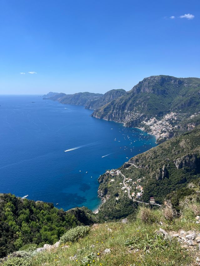 Panoramablick auf die Amalfiküste mit steilen Bergen, Meer und Positano