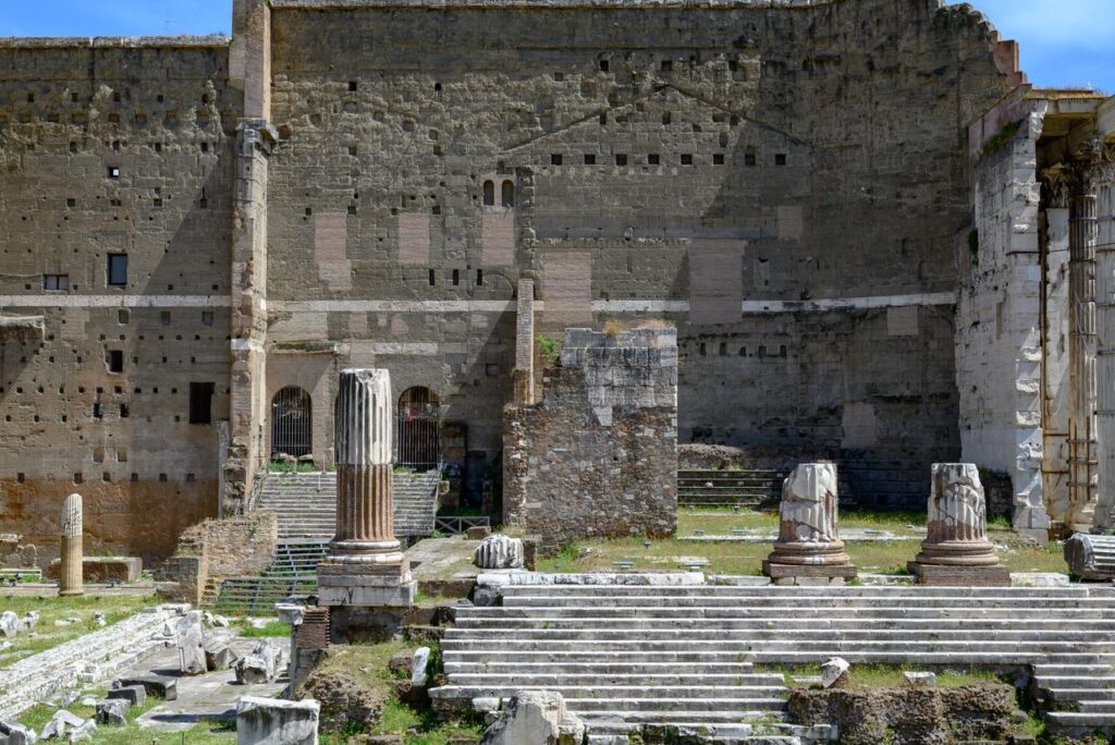 Antike Ausgrabungen von Herculaneum mit römischen Säulen und Treppen