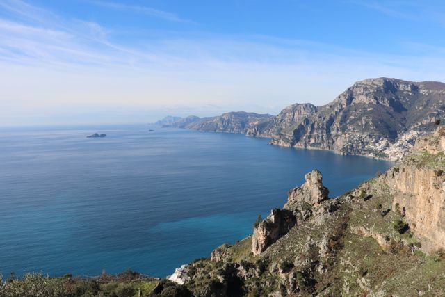 Aussicht vom Sentiero degli Dei auf die steile Küste und das tiefblaue Meer bei Amalfi