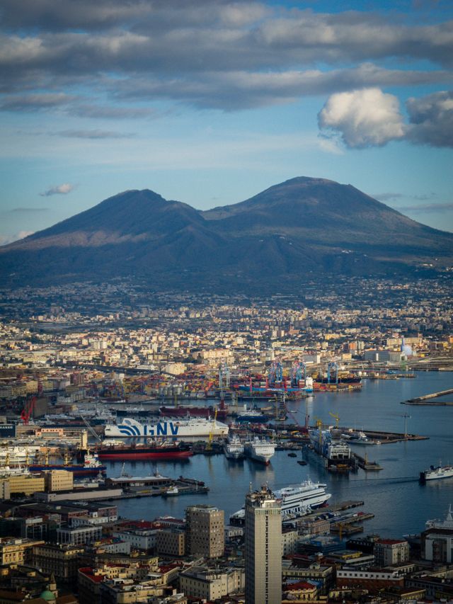 Blick auf den Vesuv und den Hafen von Neapel mit der Stadt im Vordergrund