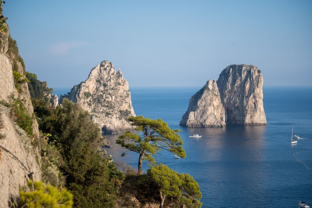 Blick auf die berühmten Faraglioni-Felsen vor der Küste von Capri