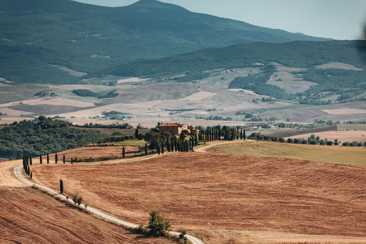Drohnenaufnahme der Altstadt von San Gimignano mit mittelalterlichen Türmen in der Toskana